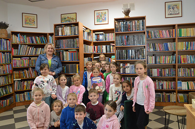 Plastoludki w bibliotece